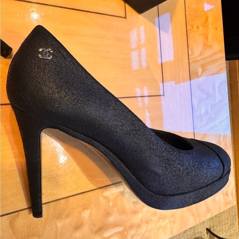 CHANEL CC interlocking black suede leather textured pumps heels sz 41.5 w box - Picture 3 of 16